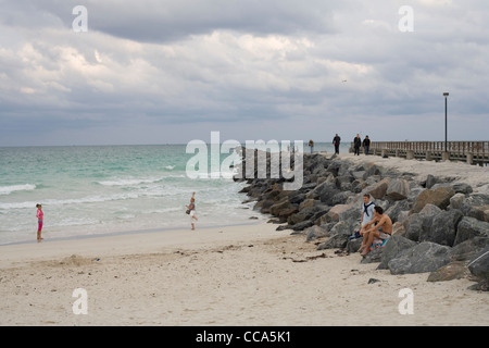 La pietra per la difesa del mare a Pointe Park South Beach Miami Foto Stock