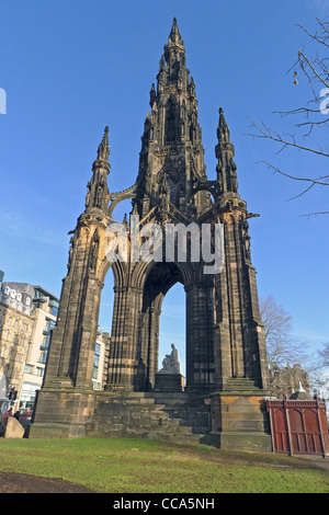 Vista del Sir Walter Scott Monument in giardini di Princes Street Edinburgh Foto Stock