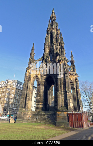 Vista del Sir Walter Scott Monument in giardini di Princes Street Edinburgh Foto Stock