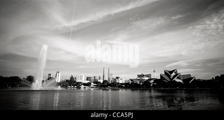 Una vista panoramica del lago Titiwangsa Giardini a Kuala Lumpur skyline e le Torri Petronas e Istana Budaya in Malesia in Estremo Oriente Asia sud-orientale. Foto Stock