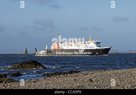 Caledonian MacBrayne traghetto per trasporto auto e passeggeri signore delle isole avvicinando Ardrossan harbour da Brodick Arran Foto Stock