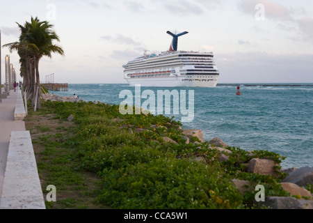 Una nave da crociera di lasciare il porto di Miami passando South Pointe Park Foto Stock