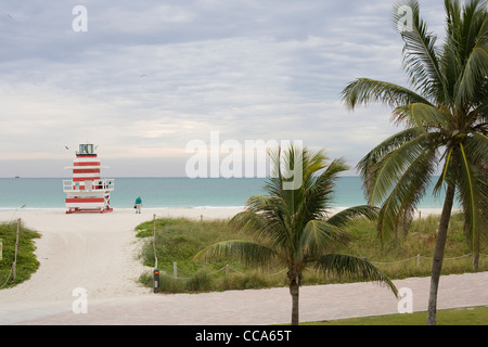 Un uomo solitario permanente sulla South Beach di Miami Foto Stock