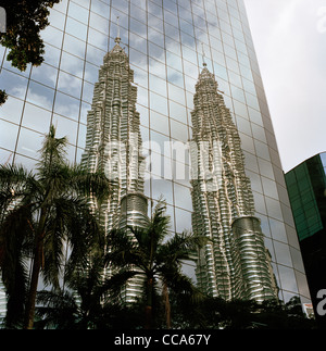 Architettura moderna. La riflessione della Petronas Twin Towers di Kuala Lumpur in Malesia nel sud-est asiatico. Foto Stock