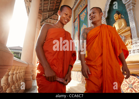 Due monaci buddisti incontro e salutando in un tempio, Phnom Penh, Cambogia, in Asia. Dolly shot Foto Stock