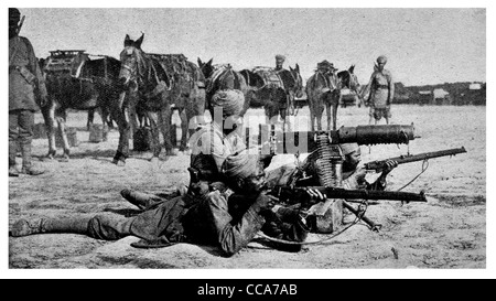 1915 Sikh Sikh Maxim tiratore mitragliatrice cartuccia nastro arma fucile munizioni proiettili nel deserto Foto Stock