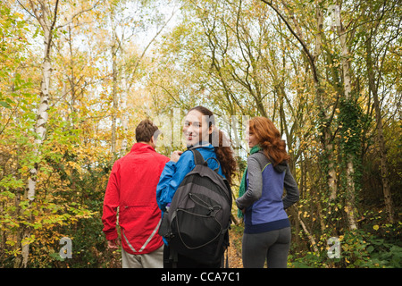 Giovani amici passeggiate in foresta Foto Stock