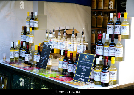 Bottiglia di bevande sul display si spegne a Chatsworth mercatino di Natale Derbyshire Inghilterra Foto Stock