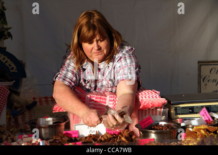 Bancarelle di cibo e bevande a Chatsworth mercatino di Natale Derbyshire Inghilterra Foto Stock