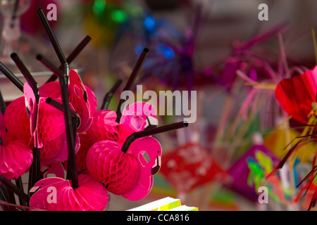 Fenicottero rosa a forma di cannucce potabile in vendita a Chatsworth mercatino di Natale Derbyshire Inghilterra Foto Stock