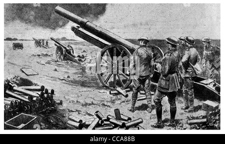 1918 agosto artiglieria britannica gunner sparando catturato il tedesco munizioni pistola Bapaume fronte occidentale cannon gusci batteria Foto Stock