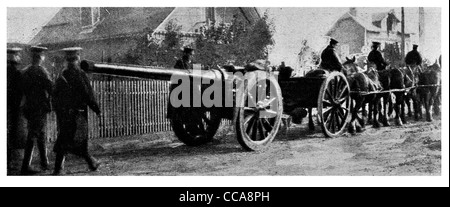 1915 British Heavy guns otto potenti shire cavallo artiglieria pistola cannone gunner village street road Foto Stock