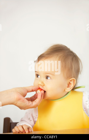 Baby girl essendo alimentato Foto Stock