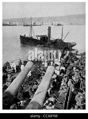 1915 13000 truppe britanniche in atterraggio a Salonicco nave da trasporto HMS truppa di artiglieria corazzata supporto Warship porto porto peschereccio Foto Stock