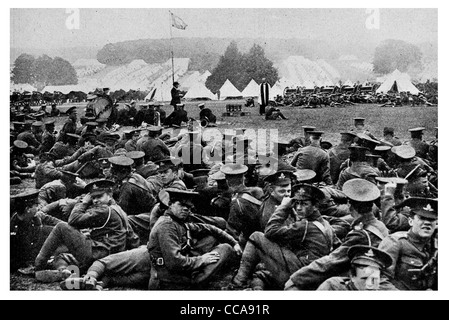 1915 La preghiera di massa prima di Basingstoke Inghilterra decimo divisione truppe irlandesi battaglione preda sacerdote vicario chiesa camp garrison Foto Stock