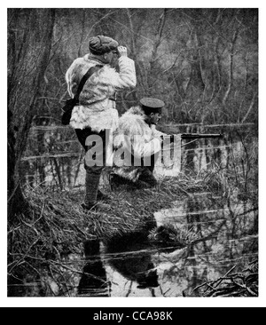 1915 inverno pelliccia soldato britannico in Francia fucile gorilla della foresta di tattica Bussola Binocolo hedge camouflage uniforme speciale Foto Stock