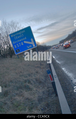 Segno per la giunzione 11 undici uscire dall'autostrada M62 in Warrington Cheshire England Regno Unito. Foto Stock