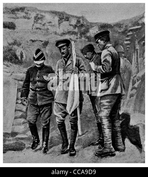 1916 nemico in mano ufficiale turco benda sul percorso armistizio Gaba Tepe Kabatepe Gallipoli Turchia bandiera bianca a occhi bendati Foto Stock