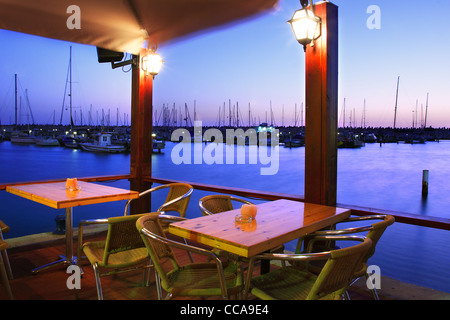 Ristorante esterno al tramonto sulla Marina in Ashqelon, Israele. Foto Stock