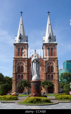 Statua della Vergine Maria di fronte alla cattedrale di Notre Dame a Ho Chi Minh City Vietnam Foto Stock