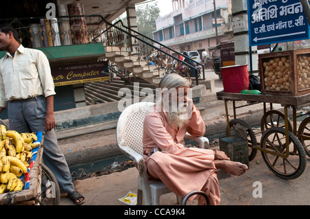 Scena di strada - uomo con la barba parlando al telefono cellulare, Vrindavan, Uttar Pradesh, India Foto Stock