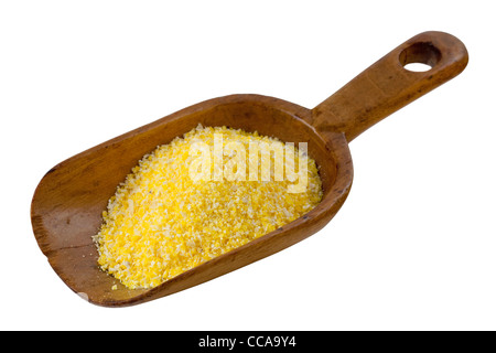 Giallo semola di mais su un rustico scoop di legno isolato su bianco Foto Stock