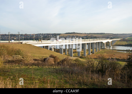 Vista in lontananza Medway bridge Kent England Foto Stock