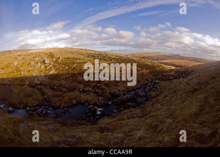 Il boulder disseminate di facciata ripida Valle dell'Oriente Dart River al di sopra di due ponti, Parco Nazionale di Dartmoor, Devon, Inghilterra. Foto Stock