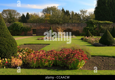 La Newstead Abbey, Nottinghamshire. Il Giardino delle Rose in autunno. Foto Stock