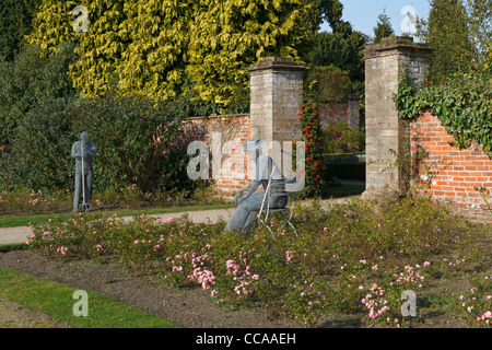 La Newstead Abbey, Nottinghamshire. Whimsical filo sculture nel Giardino di Rose in autunno. Foto Stock
