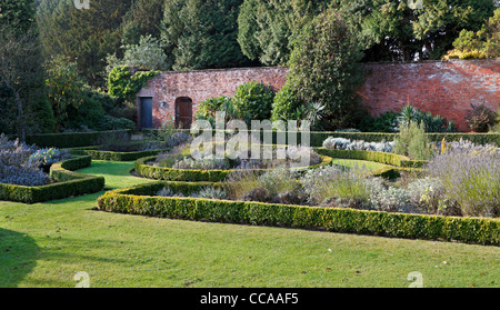 La Newstead Abbey, Nottinghamshire. Il piccolo giardino murato in autunno. La Newstead Abbey era la casa ancestrale di Lord Byron. Foto Stock