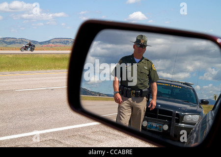 Wyoming Highway ufficiale di pattuglia sul visto nel retrovisore lungo I-90 vicino al Wyoming, South Dakota border, STATI UNITI D'AMERICA. Signor Foto Stock