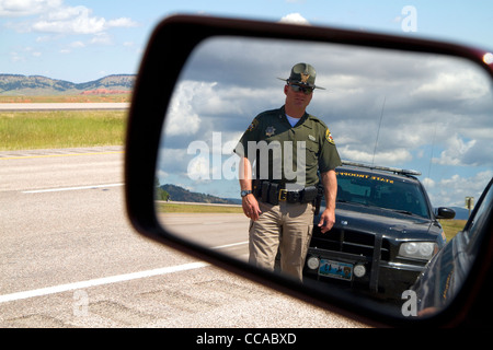 Wyoming Highway ufficiale di pattuglia sul visto nel retrovisore lungo I-90 vicino al Wyoming, South Dakota border, STATI UNITI D'AMERICA. Signor Foto Stock