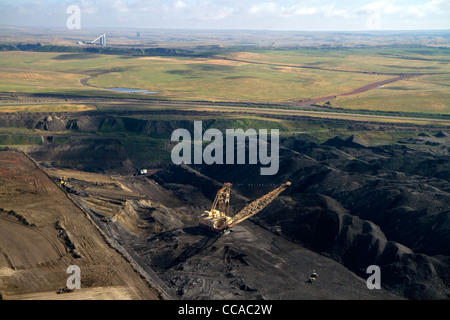 Vista aerea di un dragline utilizzato nel processo di carbone miniere di superficie in Campbell County, Wyoming negli Stati Uniti. Foto Stock