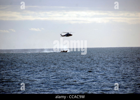 RNLI scialuppa di salvataggio e della Capitaneria di Porto sulla formazione esercizio off Brighton, Regno Unito Foto Stock