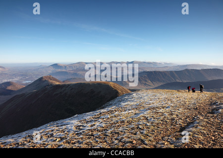 La montagna di Causey Pike e la vista NE verso la gamma Helvellyn dalla cima del colle roccioso Lake District Cumbria Regno Unito Foto Stock