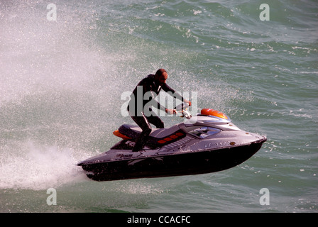 Jet ski andando a tutta velocità sulle onde vicino a Brighton Sea Front. Regno Unito Foto Stock