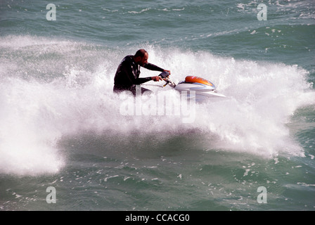 Jet ski andando a tutta velocità sulle onde vicino a Brighton Sea Front. Regno Unito Foto Stock