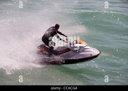 Jet ski andando a tutta velocità sulle onde vicino a Brighton Sea Front. Regno Unito Foto Stock