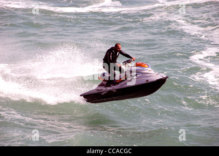 Jet ski andando a tutta velocità sulle onde vicino a Brighton Sea Front. Regno Unito Foto Stock