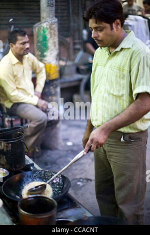 Abhishek Dikshit uno dei proprietari del famoso Parawthe Wala ristorante nella Vecchia Delhi, India cuochi a Paratha Foto Stock