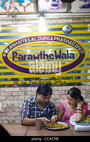 I clienti di mangiare paratha all'interno Parawthe Wala ristorante nella Vecchia Delhi, India Foto Stock