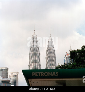 Le Petronas Twin Towers e una Petronas segno di petrolio nella città di Kuala Lumpur in Malesia in Estremo Oriente Asia sud-orientale. Città Moderna Travel Foto Stock