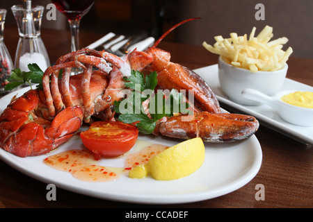 Astice al Vapore servito con patate fritte e senape Foto Stock