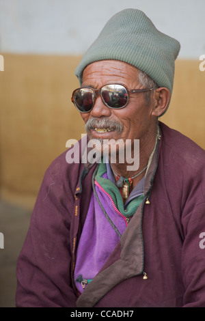 Anziani, maschi Changpa pellegrino con occhiali da sole a Korzok Gustor, Korzok Gompa, Lago Tsomoriri, (Ladakh) Jammu e Kashmir India Foto Stock