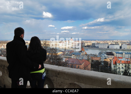 Giovane guardando a vista, Budapest, Ungheria Foto Stock