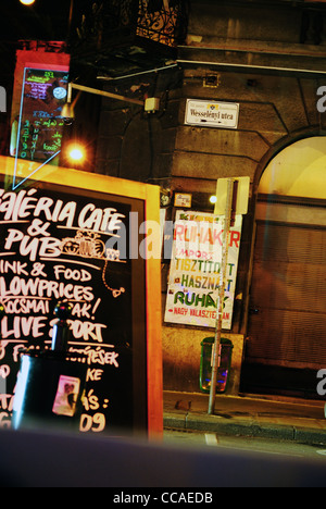 Vista della strada attraverso la finestra cafe, Budapest, Ungheria, Europa Foto Stock