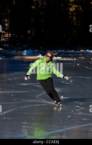 Pattinaggio sul ghiaccio congelato sul Lago Tenaya nel Parco Nazionale di Yosemite. Foto Stock