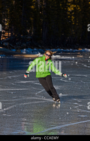 Pattinaggio sul ghiaccio congelato sul Lago Tenaya nel Parco Nazionale di Yosemite. Foto Stock