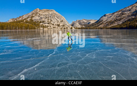 Pattinaggio sul ghiaccio congelato sul Lago Tenaya nel Parco Nazionale di Yosemite. Foto Stock